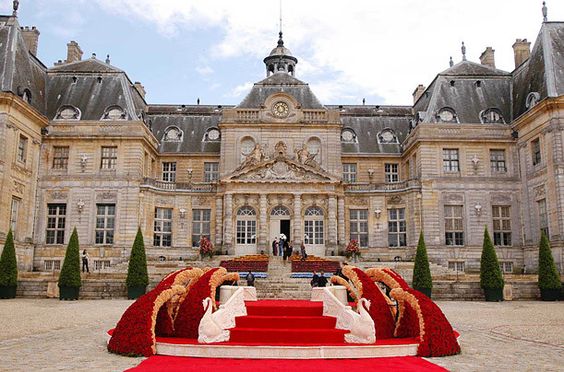 For those who aspire to royalty, the Palace of Versailles makes an excellent wedding venue! The week-long celebrations of businessman Amit Bhatia’s marriage to Vanisha Mittal included a 20-page silver invitation.